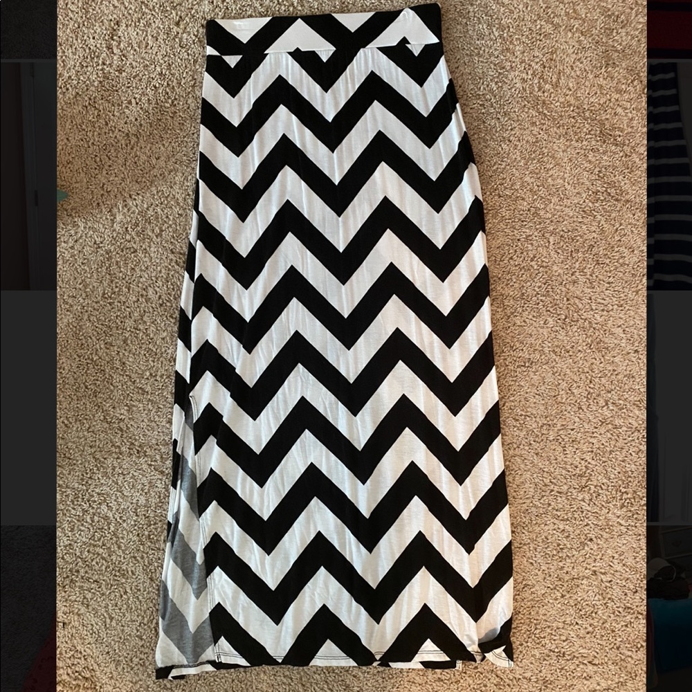 Black and white chevron maxi skirt size S/M